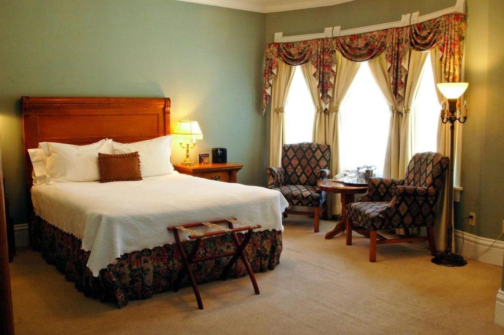 Deluxe King Suite interior